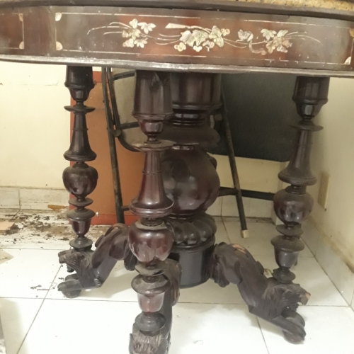 Bàn gỗ cũ xưa